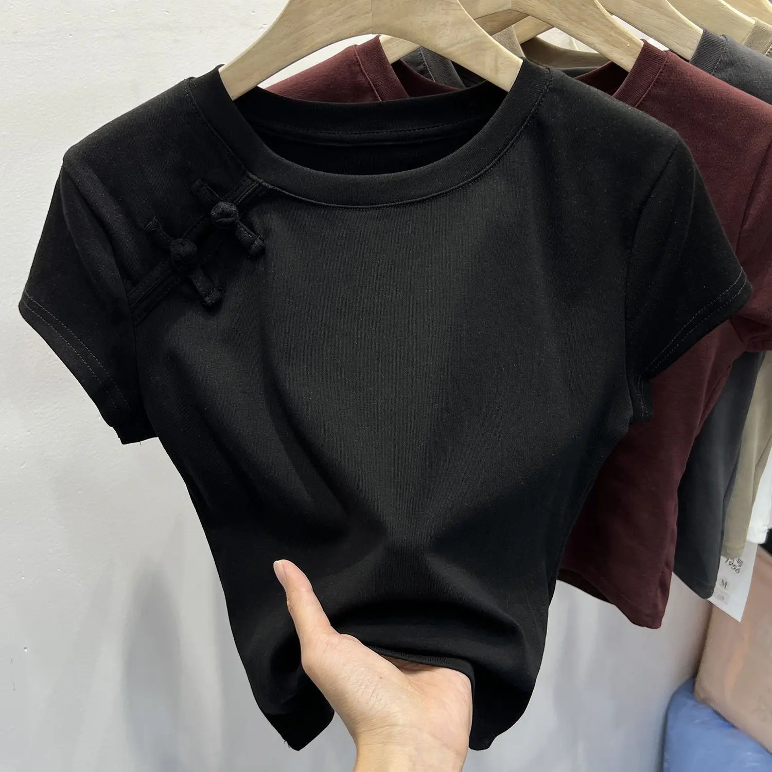 Women's Cropped Top - Elegant Button-Up with Gentle Fit for a Modern Look 260128