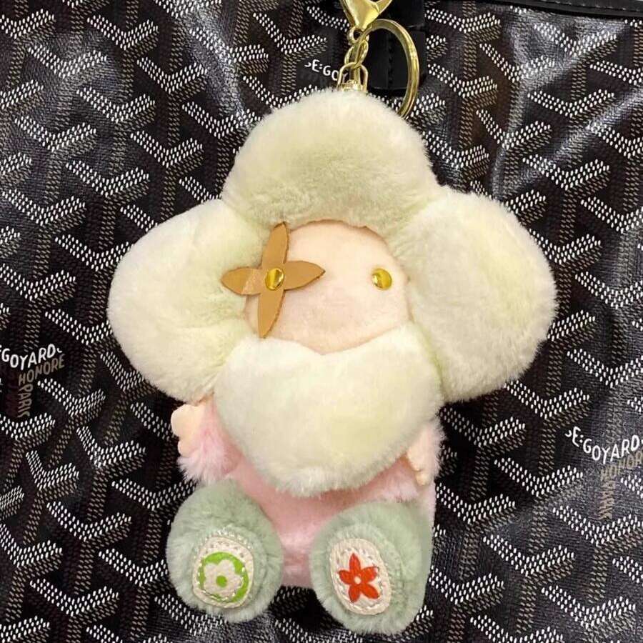 Plush keychain Sweet flower shape Add a sense of ceremony to your daily outings