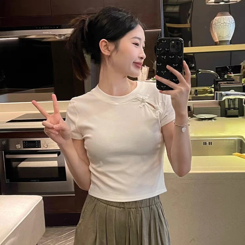 Women's Cropped Top - Elegant Button-Up with Gentle Fit for a Modern Look 260128