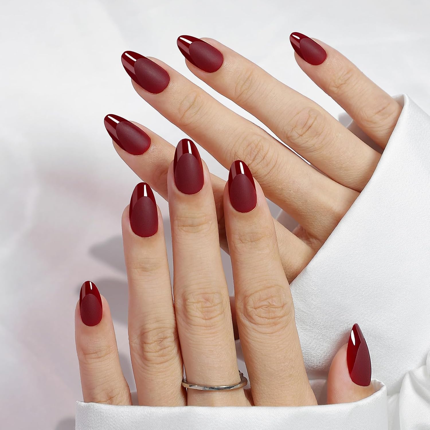 Elegant almond press-on nails that elongate the fingers naturally.glossy French tip matte effect, stick-on with glue included 16 sizes - 32 pieces reu