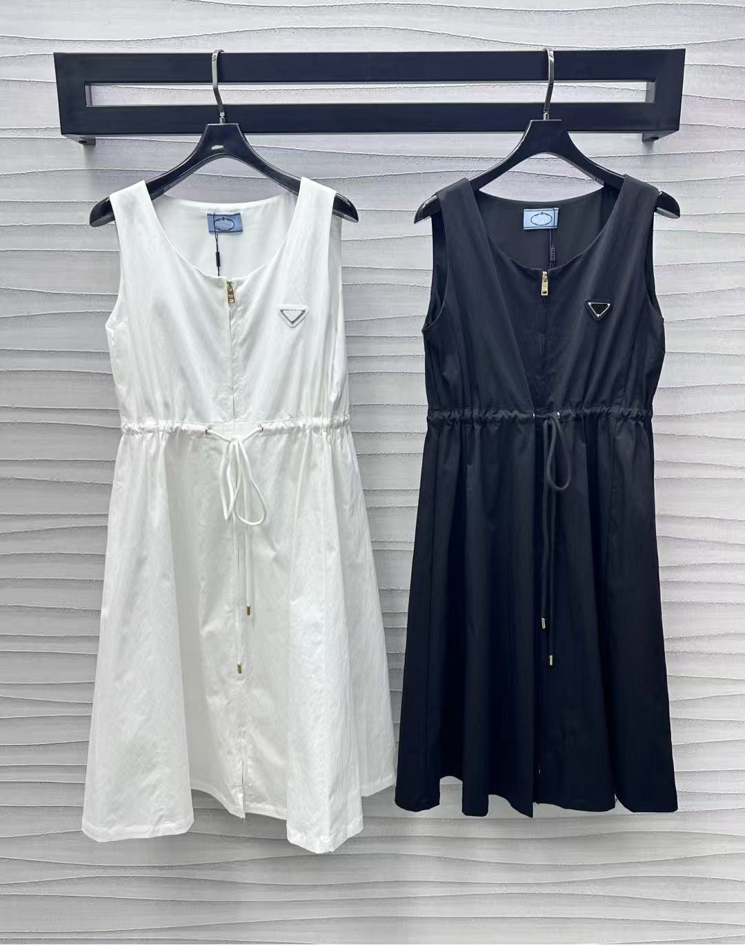 Summer new style Korean-style round-neck fitted slimming dress with no sleeves and zipper closure, suitable for casual wear for women.