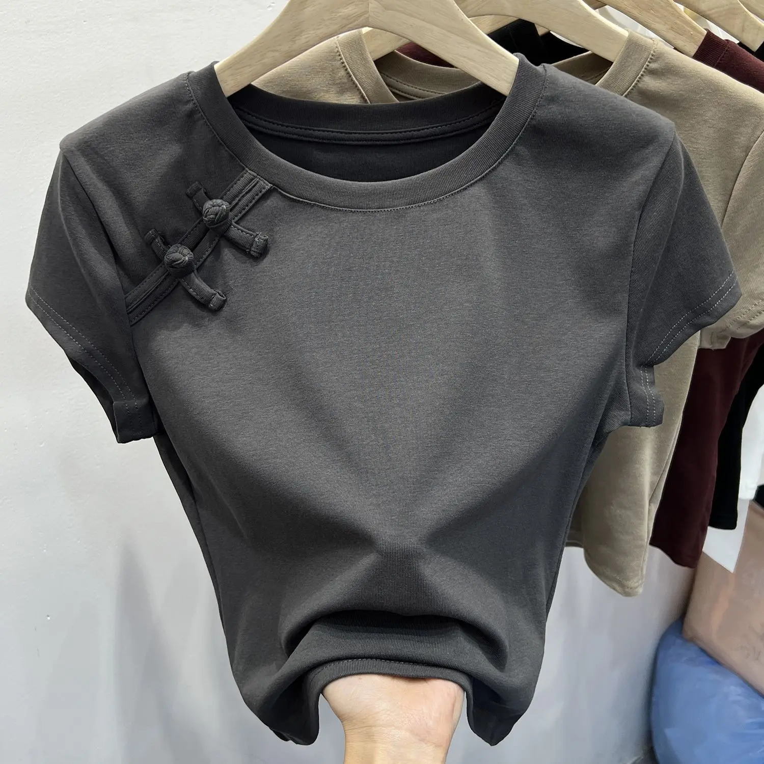 Women's Cropped Top - Elegant Button-Up with Gentle Fit for a Modern Look 260128