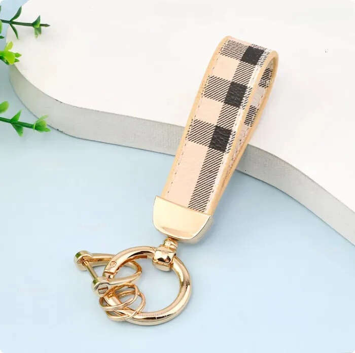 Letter pattern keychain Leather flower-shaped pendant Suitable for daily use and travel