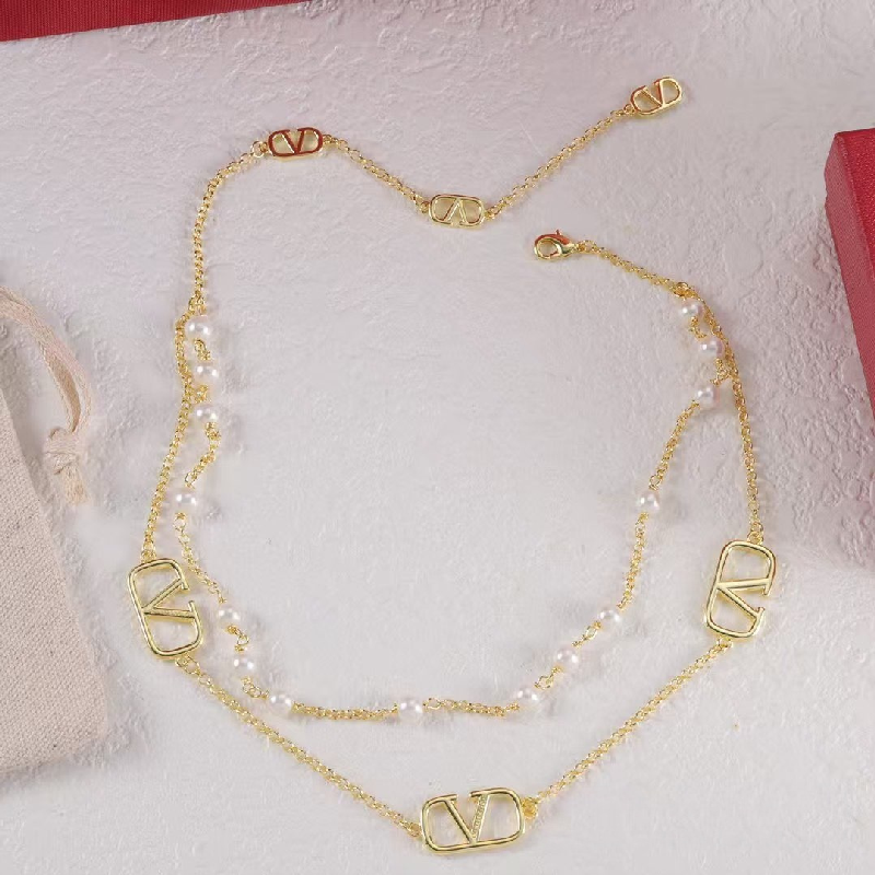 European and American fashion new V letter titanium steel luxury retro designer pearl necklace bracelet with box.