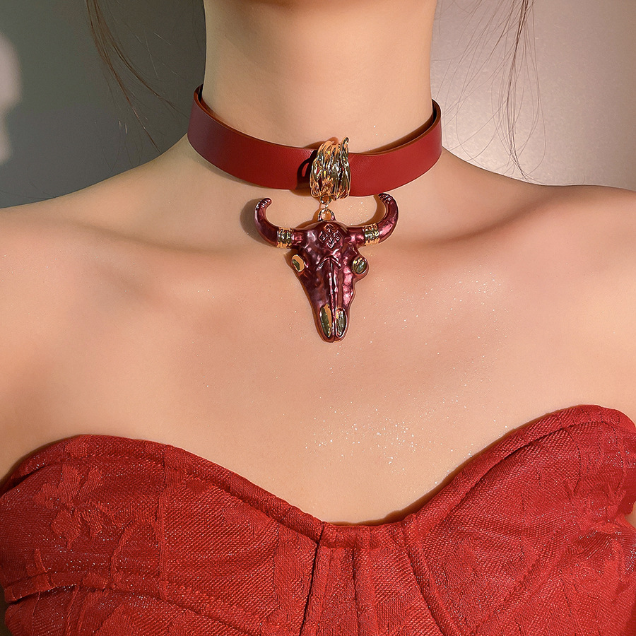 European and American Retro Leather Bull Head Pendant Necklace Personality Fashion Trend Temperament Clavicle Chain Design Sense Niche Jewelry - view 3