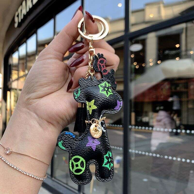 designer Keychain Bag Charm Checkered Giraffe Leather Pendant with Fur Ball Tassel Retro Accessory for Couples Gifting