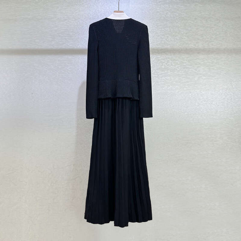 2026 Celebrity Style Women's High End Color blocked Collar, Diamond Button Knitted Belt, Wrinkled Long Skirt