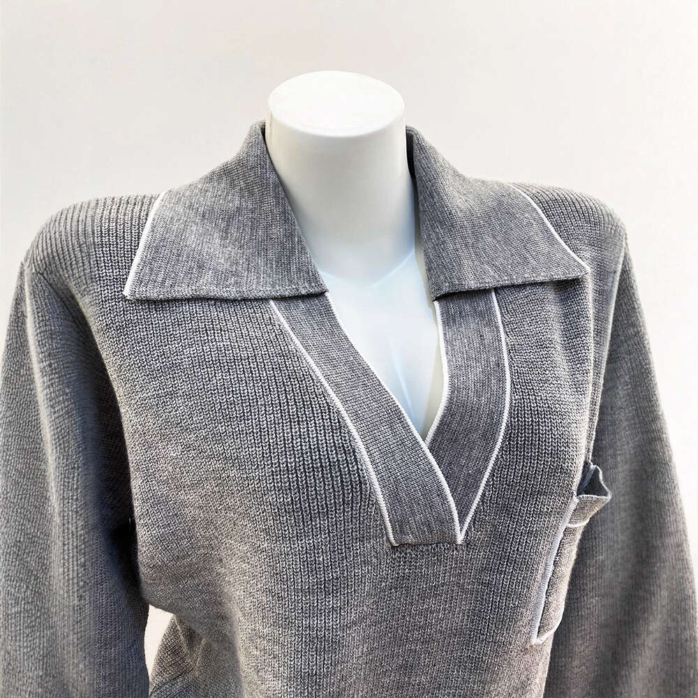 2026 autumn and winter new style white border V-neck color blocked loose casual knitted women's sweater top