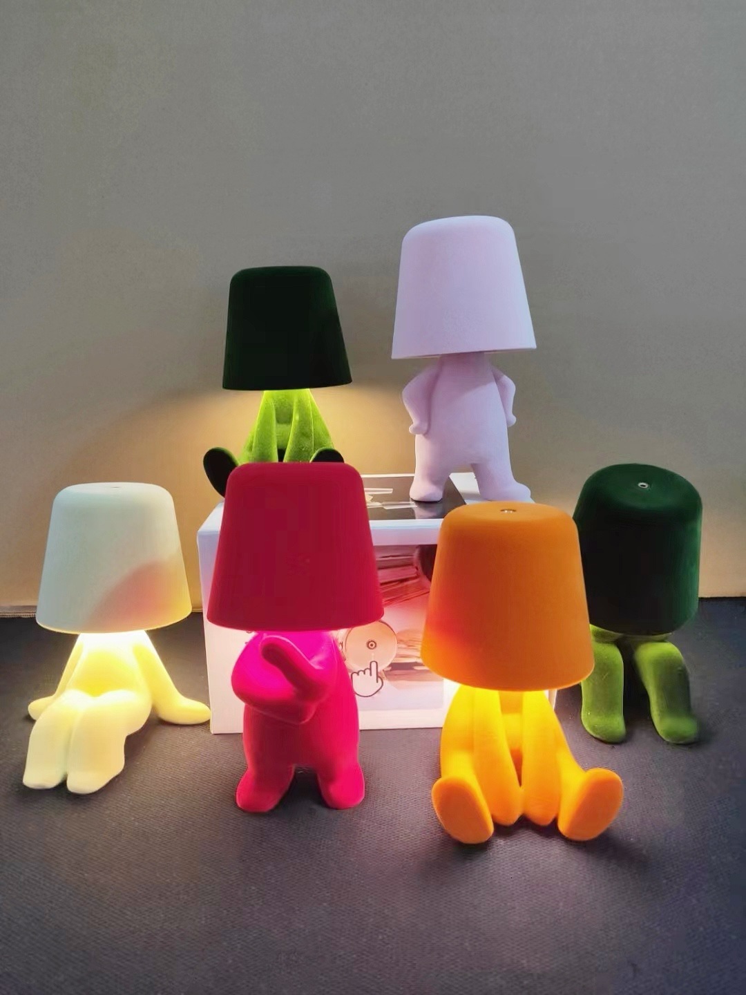 Little Golden Man LED Rechargeable British Thinker Desk Lamp Creative Atmosphere Light Night Light Decorative Desk Lamp231115