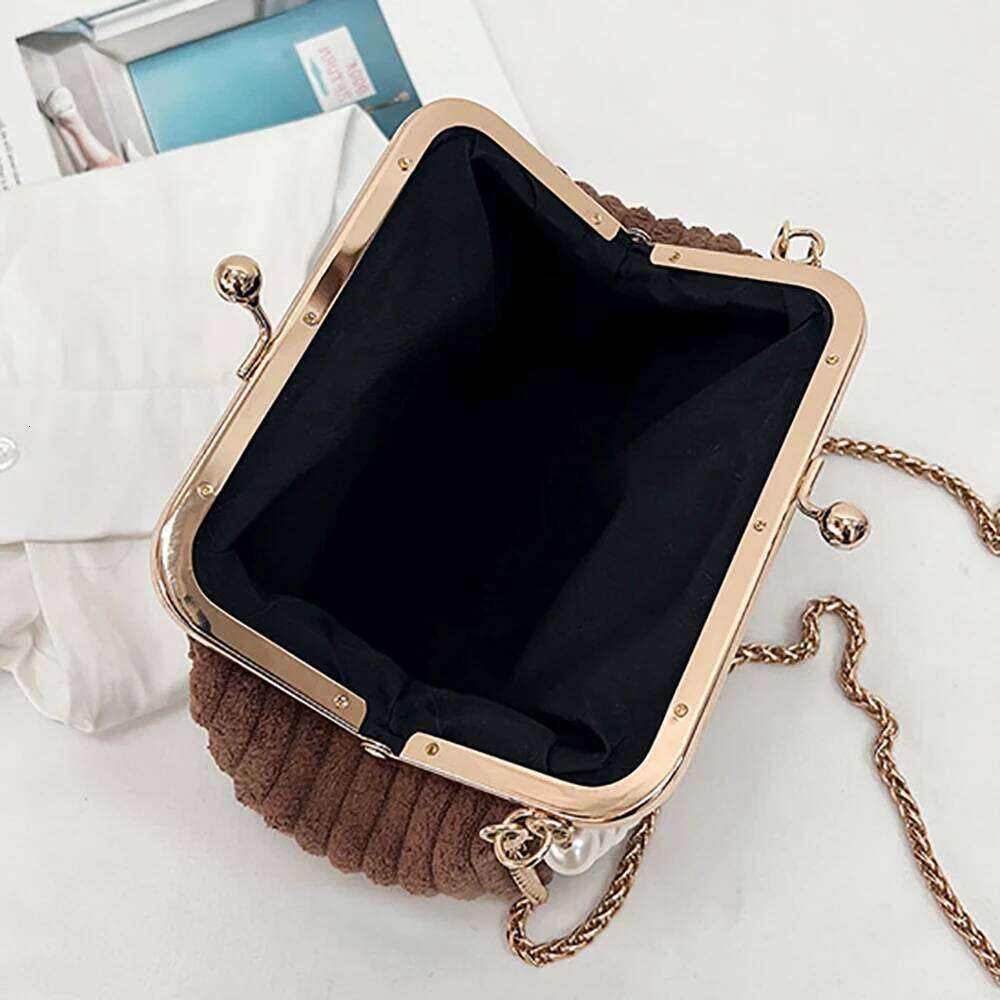Wrinkled versatile pearl shell fashionable chain crossbody bag, casual clip on single shoulder women's bag.zwq