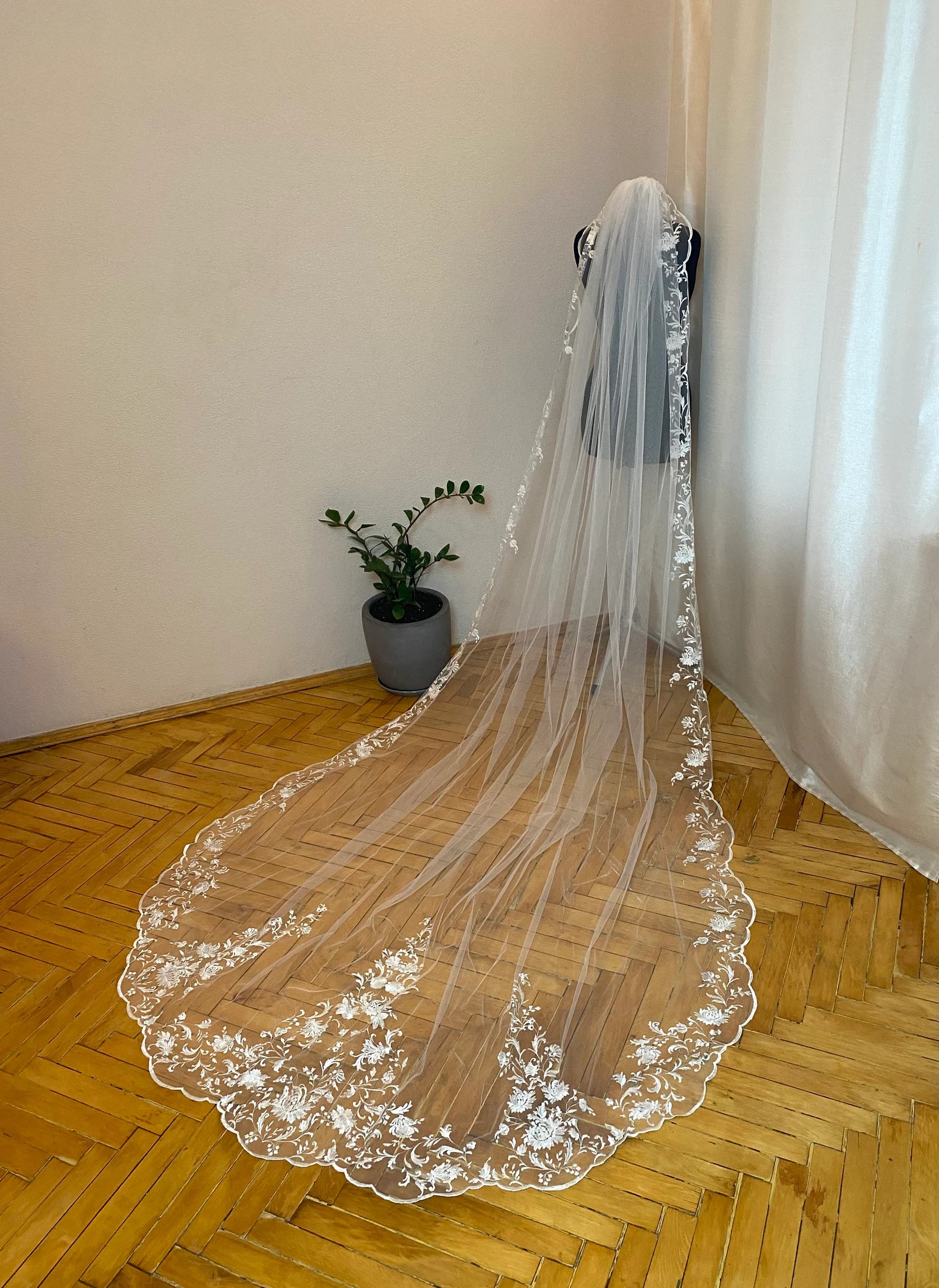 Stylish Wedding Veil Appliques Flowers Royal Bridal Veil with Comb 3M Long Special Cut Veil White Ivory Wedding Accessories Plus Size Custom Made