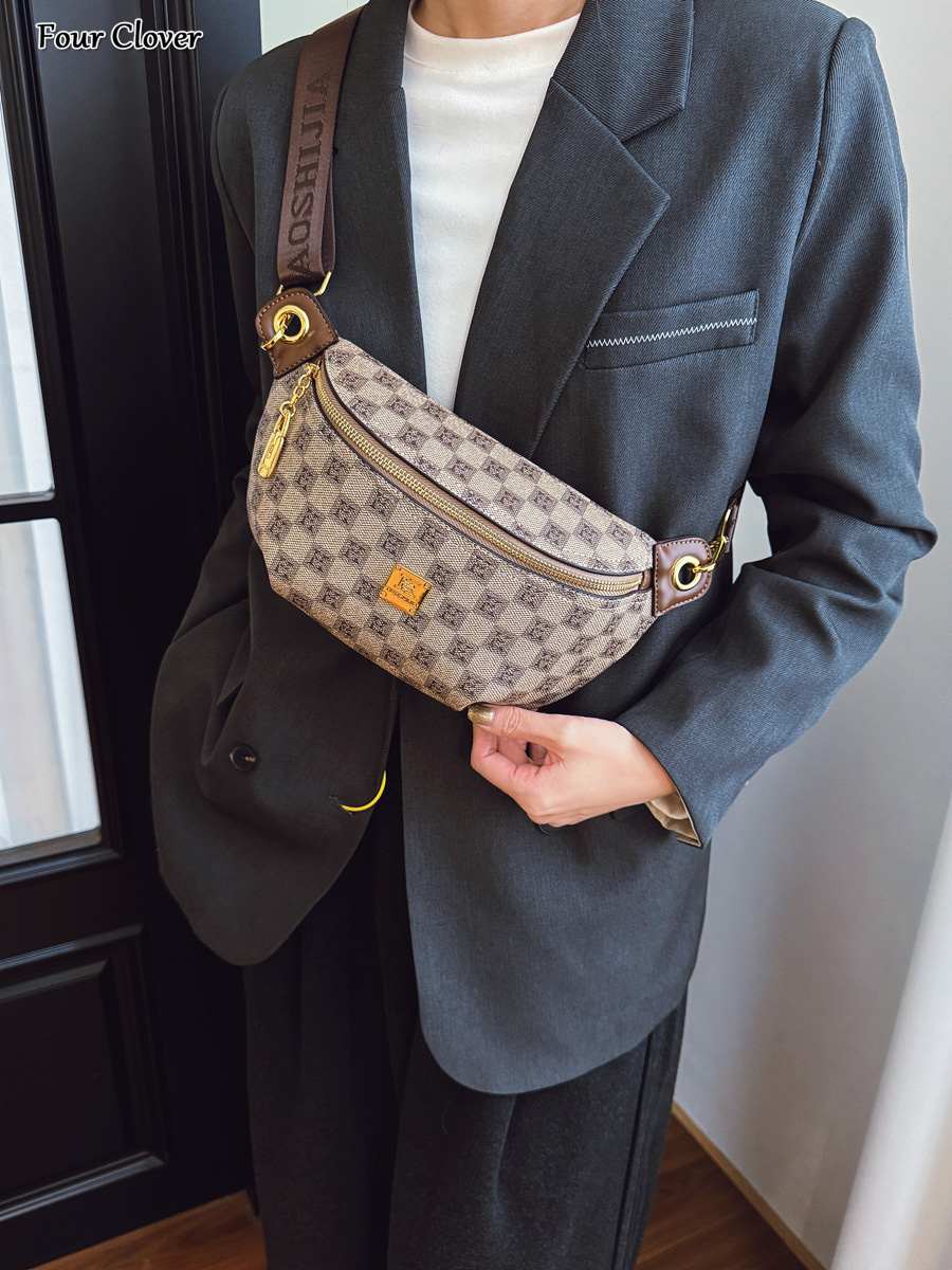 Retro fashion printed crossbody bag, minimalist women's chest bag, casual versatile wide strap shoulder square bag, high-end sense luxury handbag