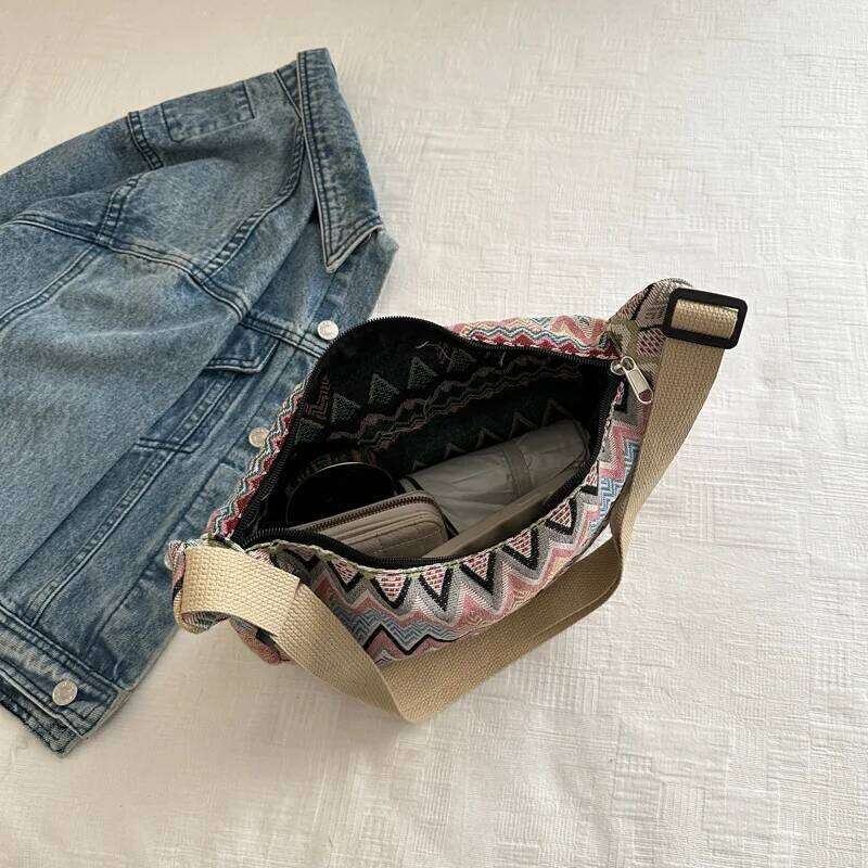 New Flow Large Capacity Casual Lightweight Embroidered Bag Ladies Fashionable Street One Shoulder Package XJ260129