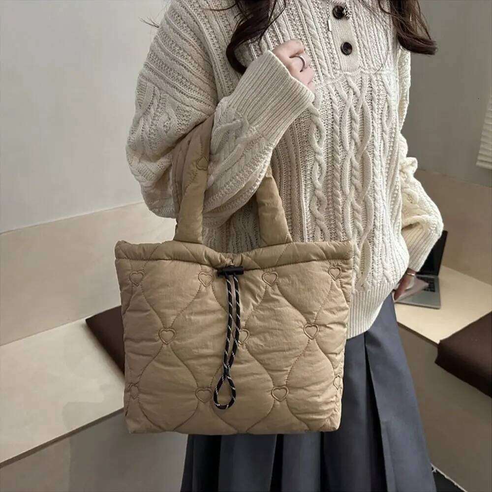 Korean Heart-shaped Quilted Handbag, Simple Solid Color Shoulder Bag, Fashionable Large Capacity Drawstring Tote Bag For Women's XJ260129