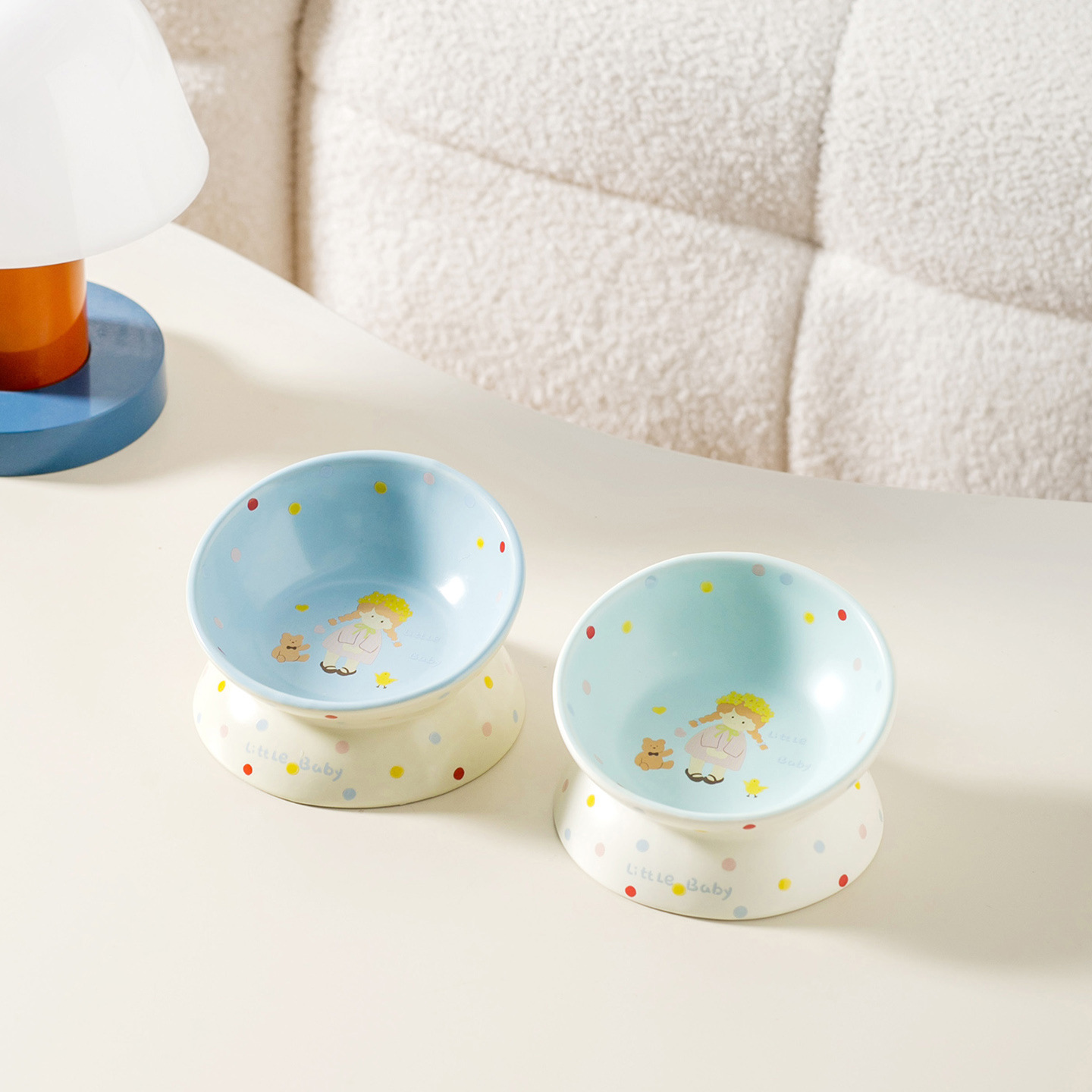 H2604 High-quality pet tableware: Nordic-style ceramic stemmed bowl with slanted rim for cats and dogs to wear.