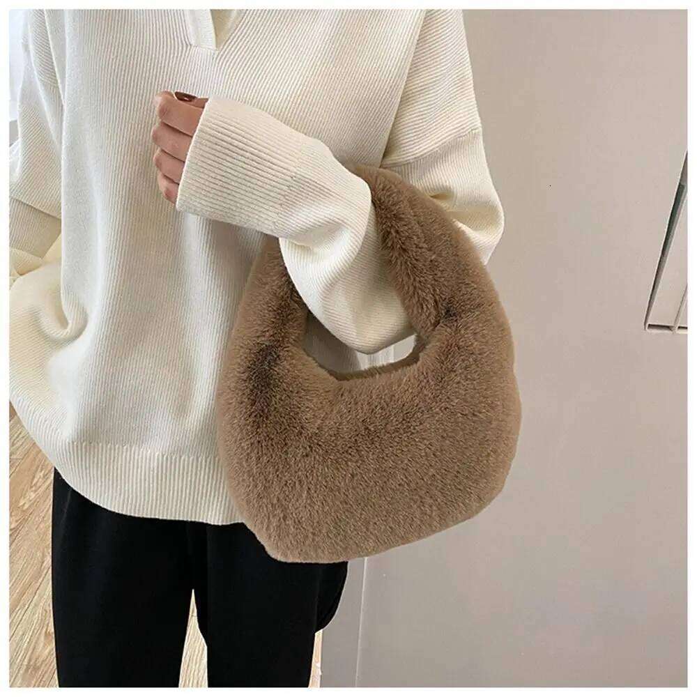 Fur Handbags Women's Small Half Moon Bag Warm Plush Wrist Bags Fashion Furry Short Handle Clutch Cute Ladies Coin Purses XJ260129