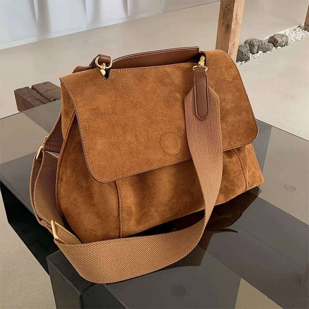 Vintage Brown Velvet Shoulder Versatile Autumn and Winter Large Capacity Crossbody Women's Bag 2025 New Model XJ260129