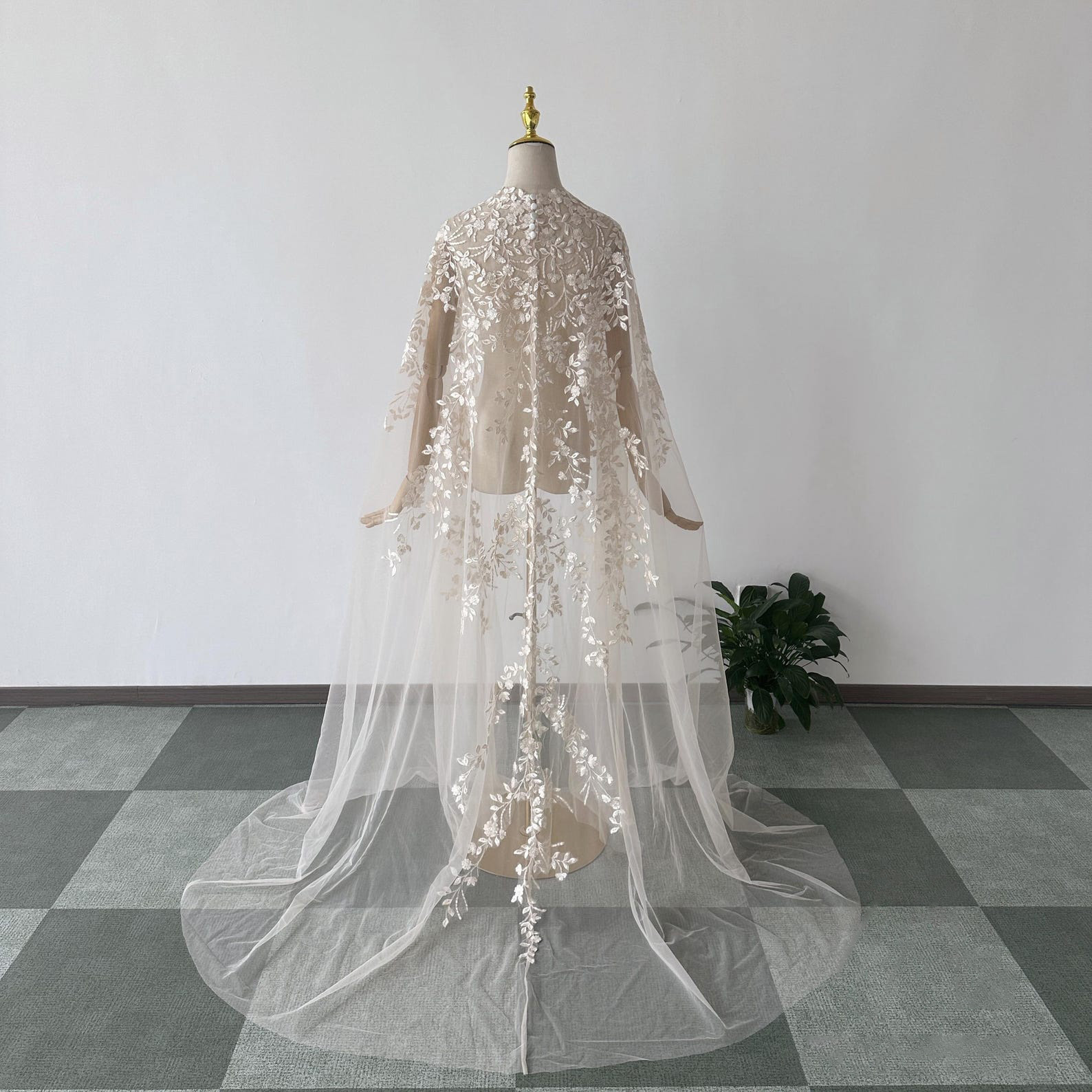 Elegant Wedding Cape Bridal Jacket Appliques Flower Warm Wraps White Ivory Long Shawl Bride Accessories Cape Plus Size Custom Made