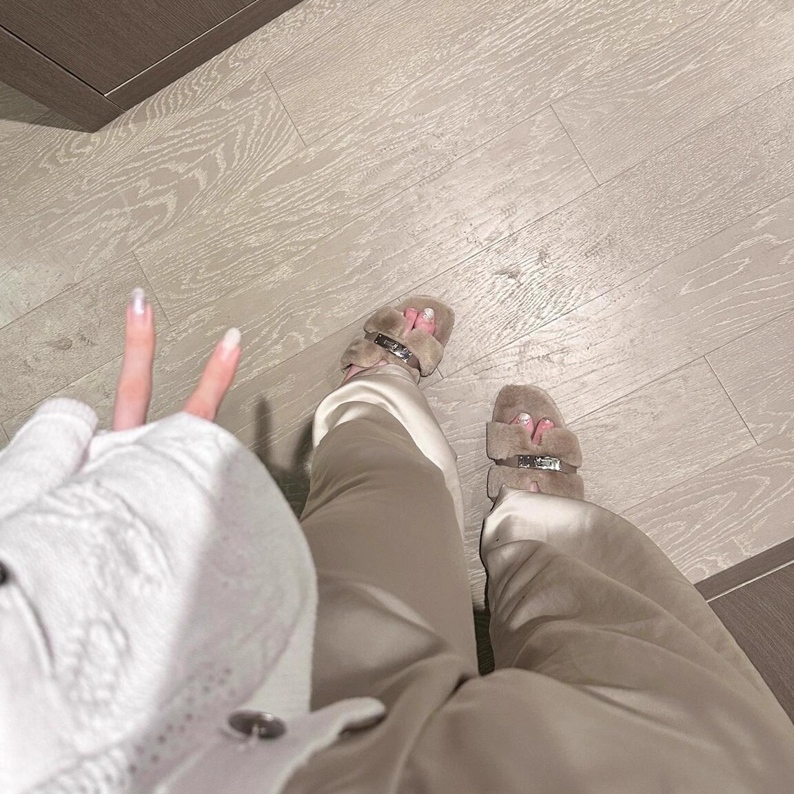 Women's slippers New autumn winter fashion flat bottom fluffy slippers Comfort Warm Plush Inner liner ladies Silver Buckles Chic Home shoes Size 