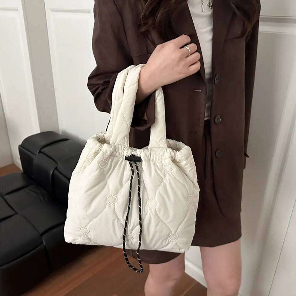 Korean Heart-shaped Quilted Handbag, Simple Solid Color Shoulder Bag, Fashionable Large Capacity Drawstring Tote Bag For Women's XJ260129