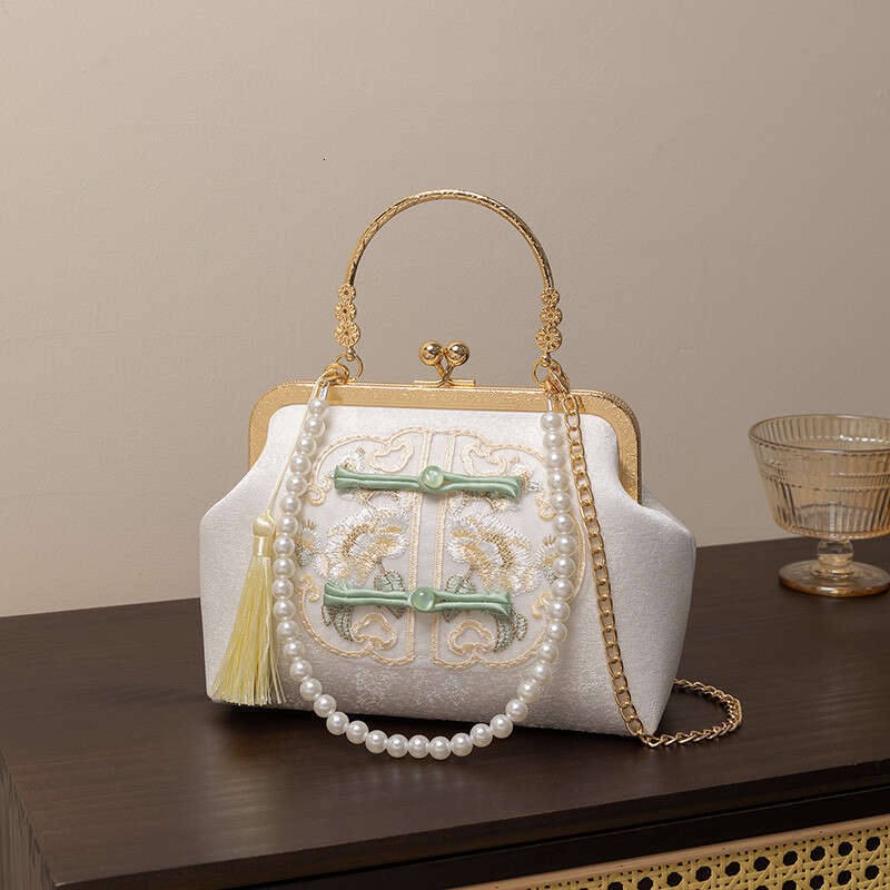 Luxury Shoulder Bags Totes Hobo New Chinese Style Embroidered Buckle Handbag For Women Spring Satin Elegant S Matching With Mamian Skirt Cheongsam Bag