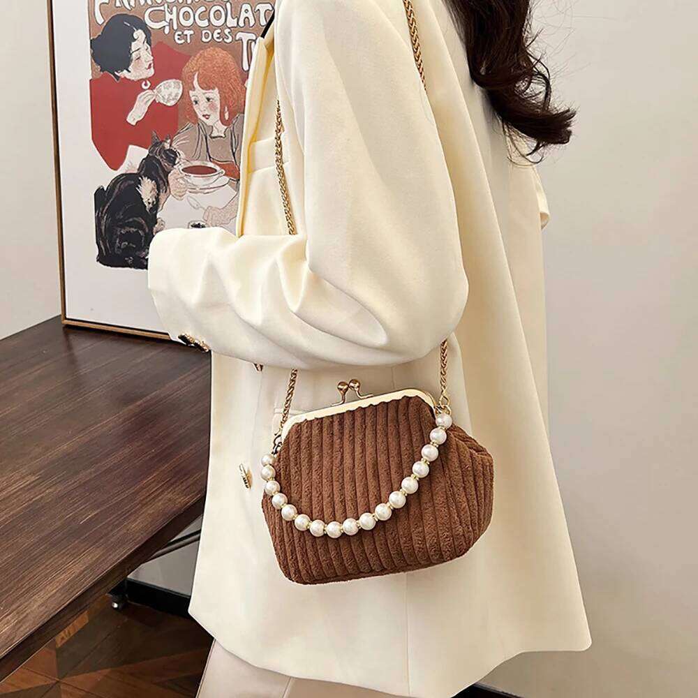 Wrinkled versatile pearl shell fashionable chain crossbody bag, casual clip on single shoulder women's bag.zwq