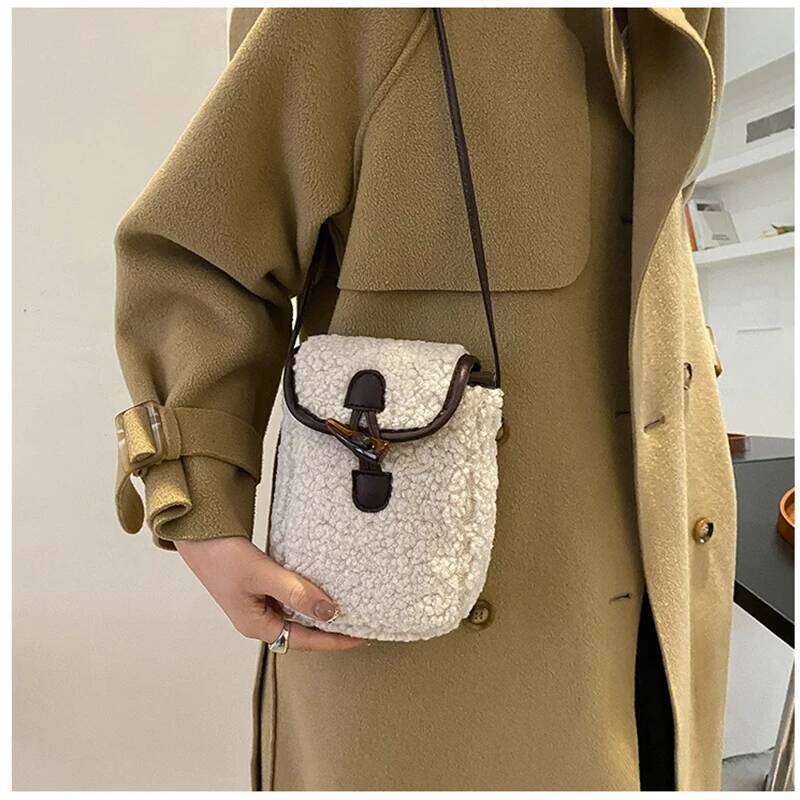 Women's Niche Design Ins Soft Lamb Plush Bag Cute Autumn Winter New Female Popular Explosion Simple Crossbody Phone Bags XJ260129