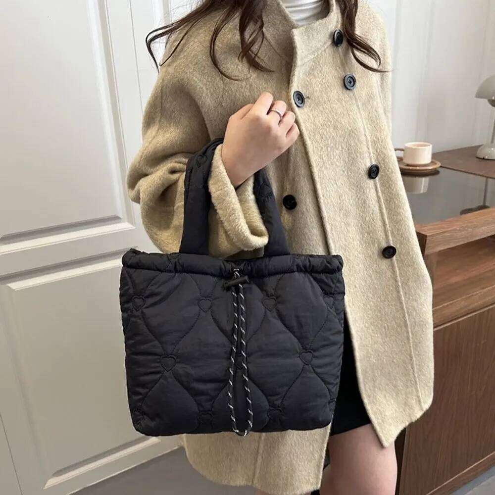 Korean Heart-shaped Quilted Handbag, Simple Solid Color Shoulder Bag, Fashionable Large Capacity Drawstring Tote Bag For Women's XJ260129
