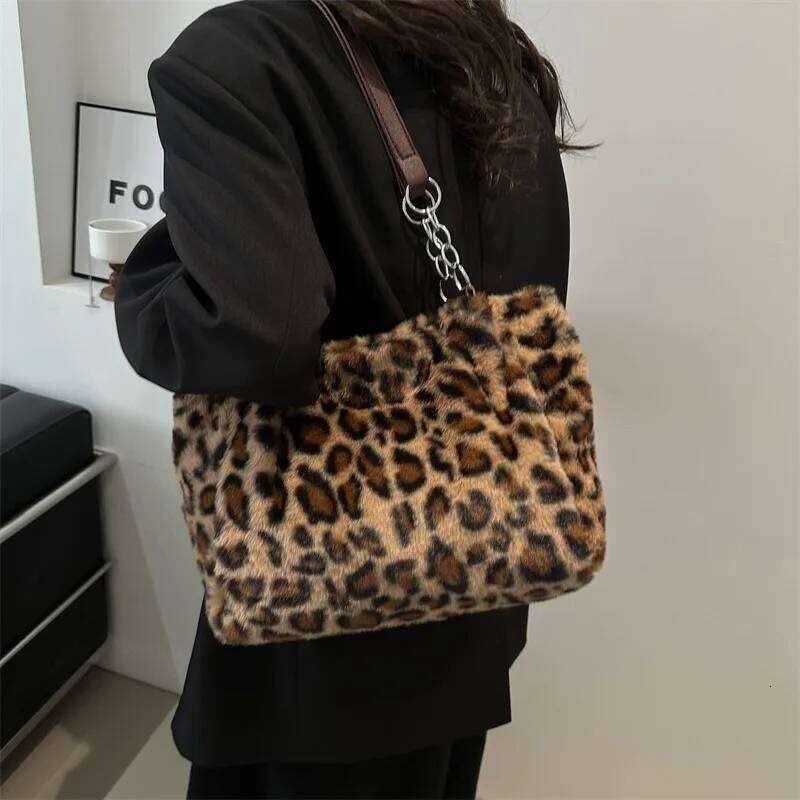 Versatile simple large-capacity 2025 new autumn and winter tide fashion leopard print plush tote bag atmospheric fluff shoul