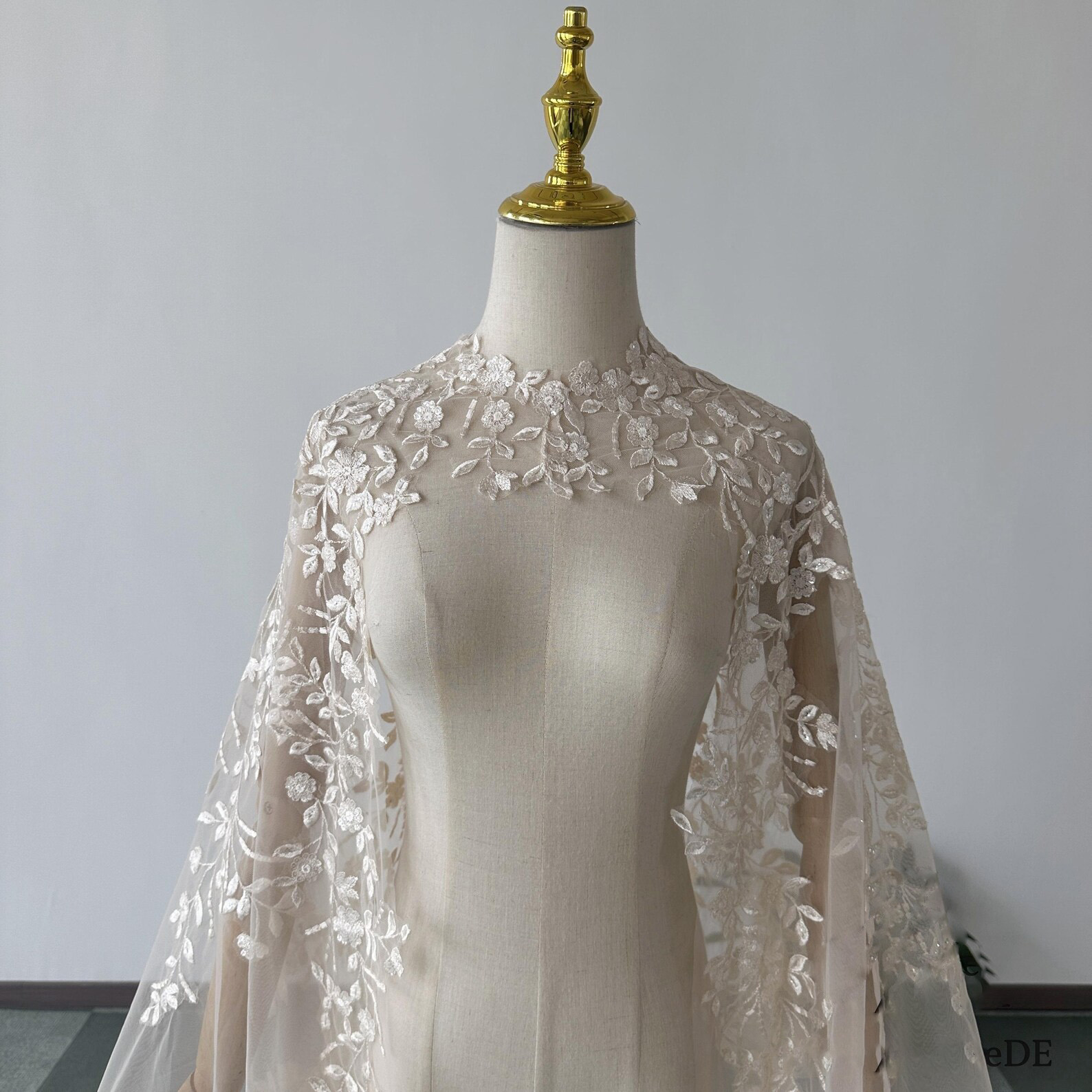 Elegant Wedding Cape Bridal Jacket Appliques Flower Warm Wraps White Ivory Long Shawl Bride Accessories Cape Plus Size Custom Made