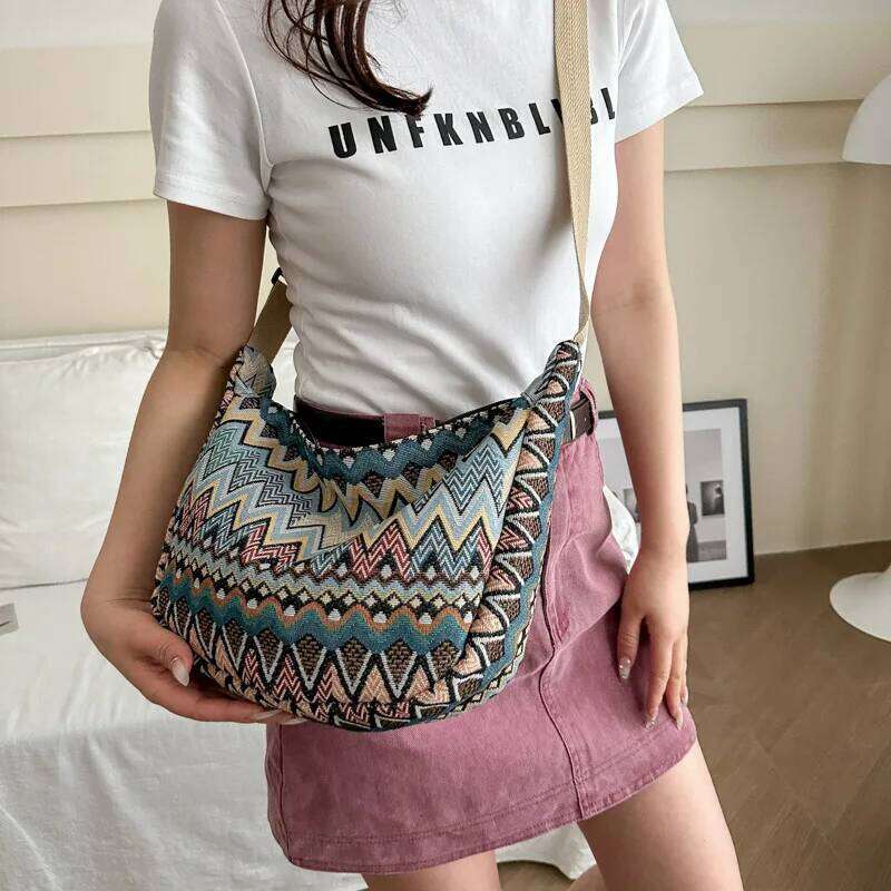 New Flow Large Capacity Casual Lightweight Embroidered Bag Ladies Fashionable Street One Shoulder Package XJ260129