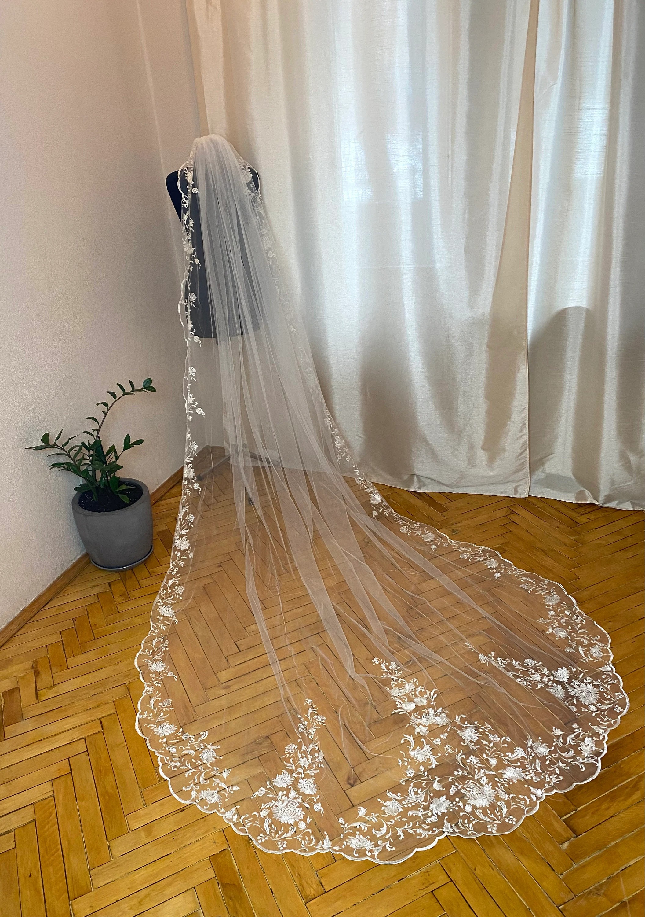 Stylish Wedding Veil Appliques Flowers Royal Bridal Veil with Comb 3M Long Special Cut Veil White Ivory Wedding Accessories Plus Size Custom Made