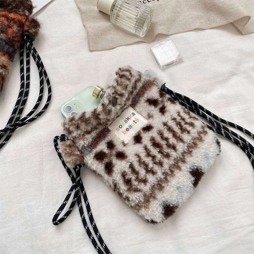 Women's Retro Plush Bag Cute Autumn Winter New Female Lipstick Cosmetic Organizer Wallet Crossbody Phone Bags XJ260129