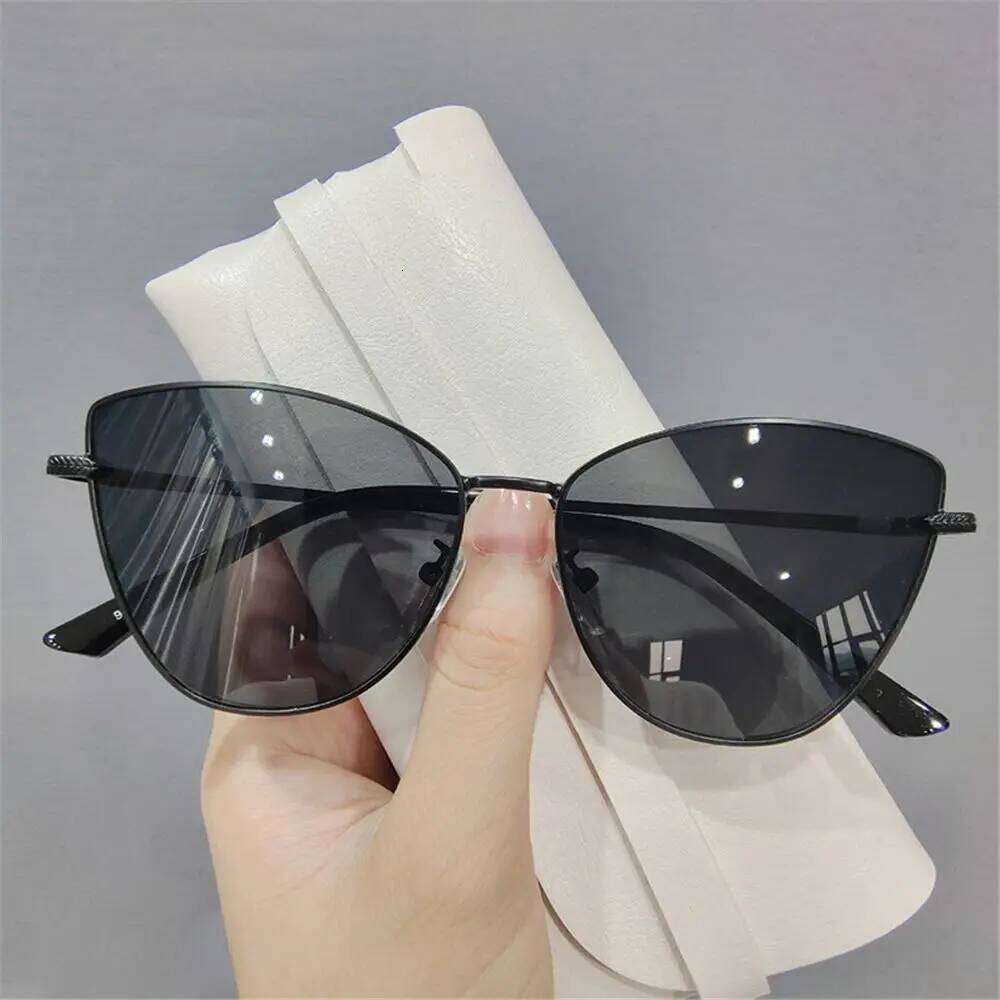 Vintage Cat Eye Sunglasses 2024 Hot Fashion Women Trending Metal Frame Eyewear Popular Shades for Lady UV400 H260129