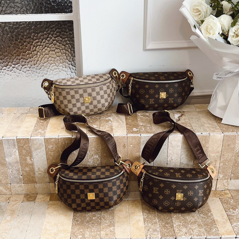 Retro fashion printed crossbody bag, minimalist women's chest bag, casual versatile wide strap shoulder square bag, high-end sense luxury handbag
