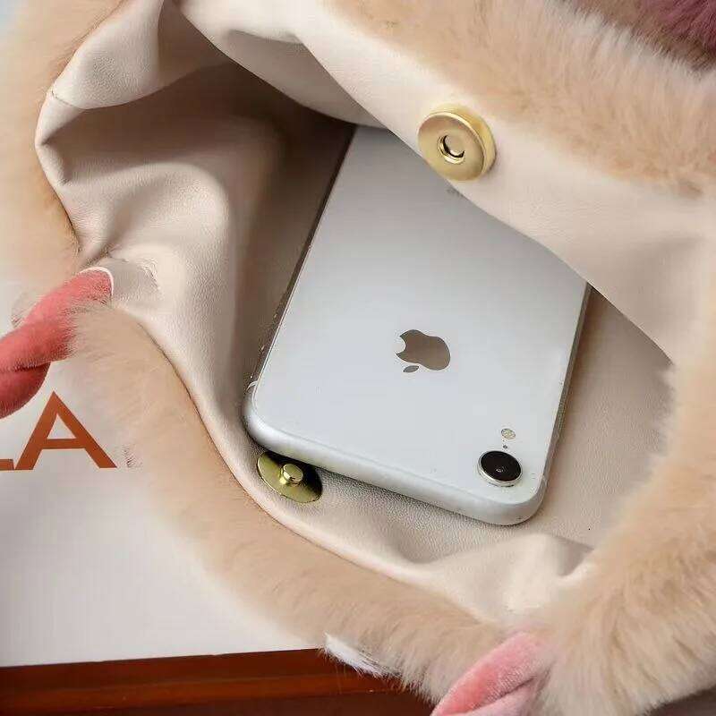 New Women Handbags Winter Furry Ladies Soft Plush Clutch Purse Shoulder Bags Fashion Female Cherry Pendant Messenger Bag XJ260129