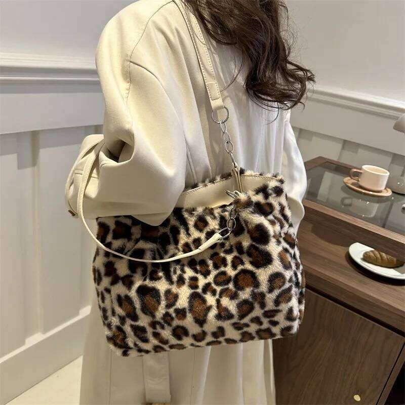 Versatile simple large-capacity 2025 new autumn and winter tide fashion leopard print plush tote bag atmospheric fluff shoul