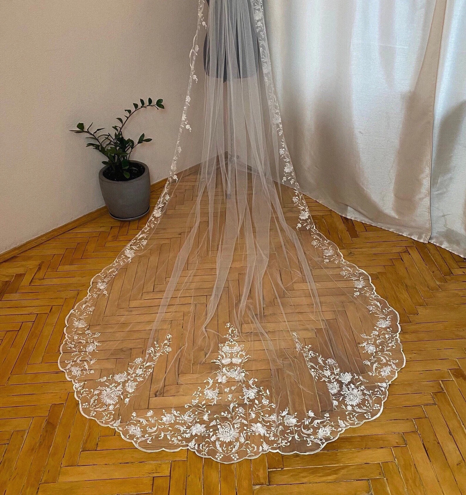 Stylish Wedding Veil Appliques Flowers Royal Bridal Veil with Comb 3M Long Special Cut Veil White Ivory Wedding Accessories Plus Size Custom Made