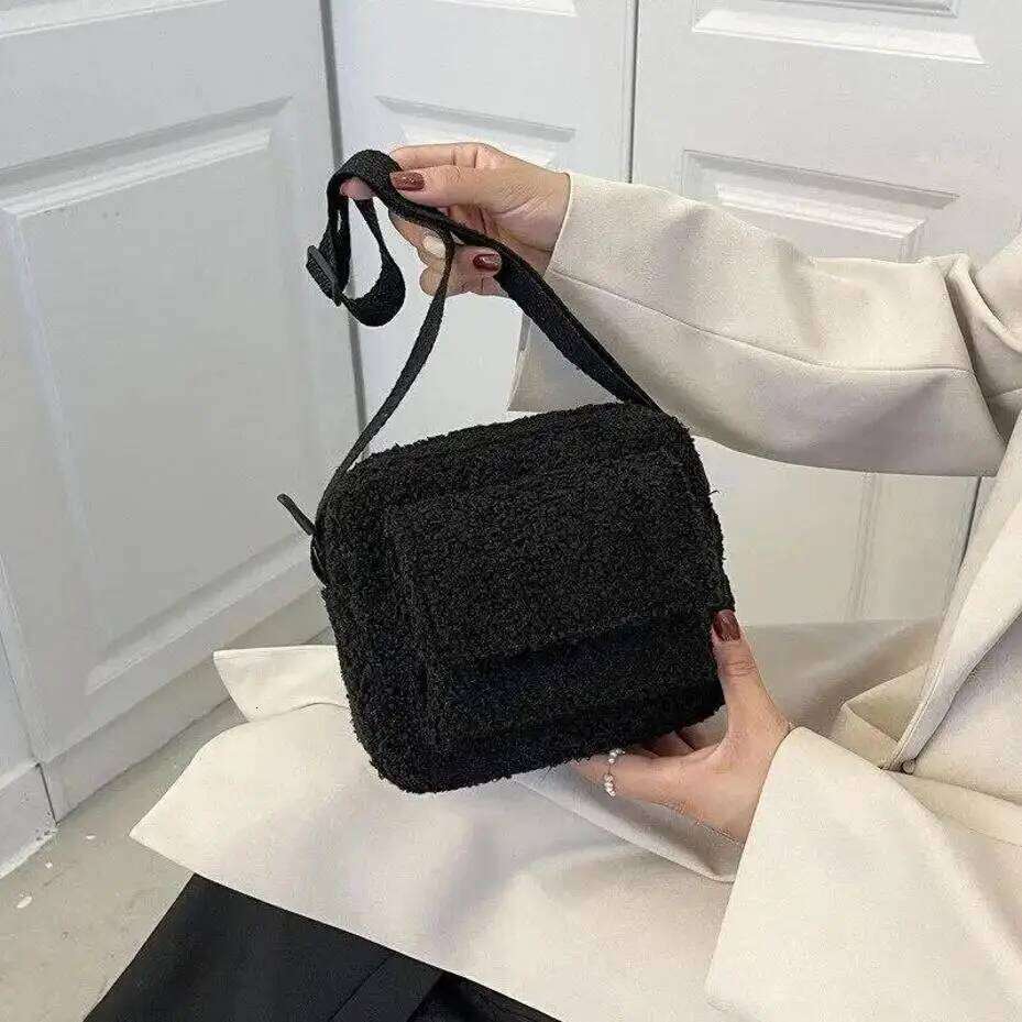 1 Pcs Small Fashion Lambs Wool Fluffy Fur Winter Female Designer Handbags New Plush Fabric Women's Shoulder Crossbody Bag XJ260129