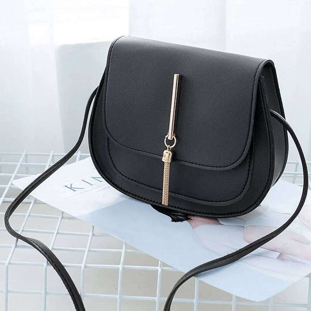 Fashion Ladies Simple Style Solid Color Tassel Leather Shoulder Messenger Trendy Saddle Bag Suitable For Daily Shopping XJ260129