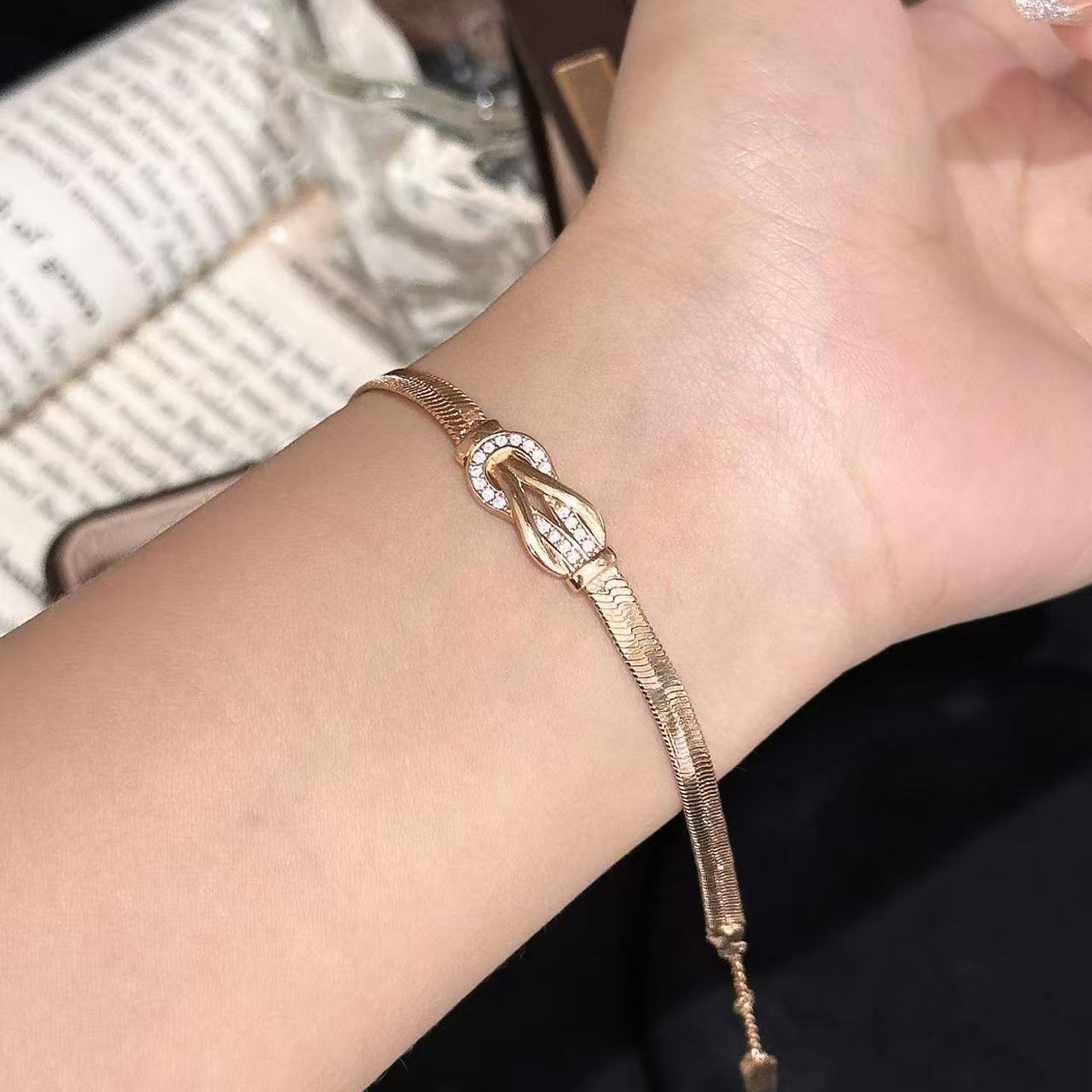 Bracelet French Snake Bone Dynamic Horseshoe Buckle Bracelet For Women Classic Thousand Gold Style High-End Design Sense Bracelet
