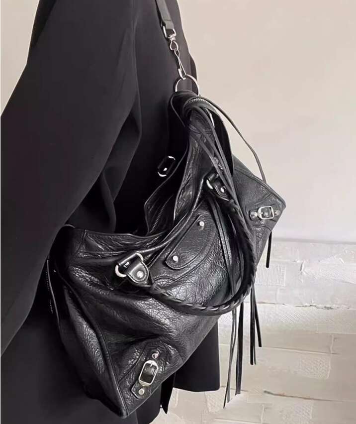 Street Style Rivet Tote Large Capacity Single Shoulder Crossbody Handbag Versatile Parisian Bag Fashionable Streetwear High Quality Luxury Bag LEMON K