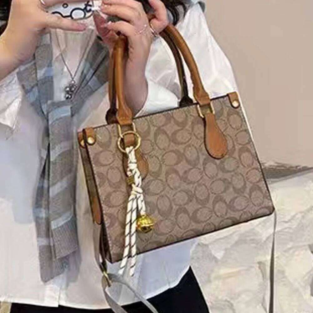 New Fashion Versatile Women's With Large Capacity And High Quality, Retro Vintage Flower Handheld Tote Bag