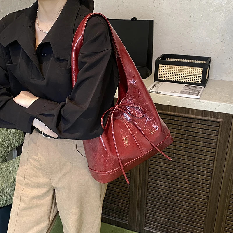 Autumn Womens Versatile Commute Handbags Chic Bow Oil Wax Leather Tote Bags Korean Texture Soft PU Simple Shoulder Bags 260123