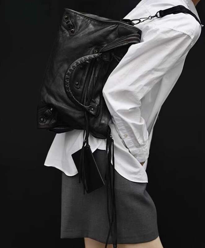 Street Style Rivet Tote Large Capacity Single Shoulder Crossbody Handbag Versatile Parisian Bag Fashionable Streetwear High Quality Luxury Bag LEMON K