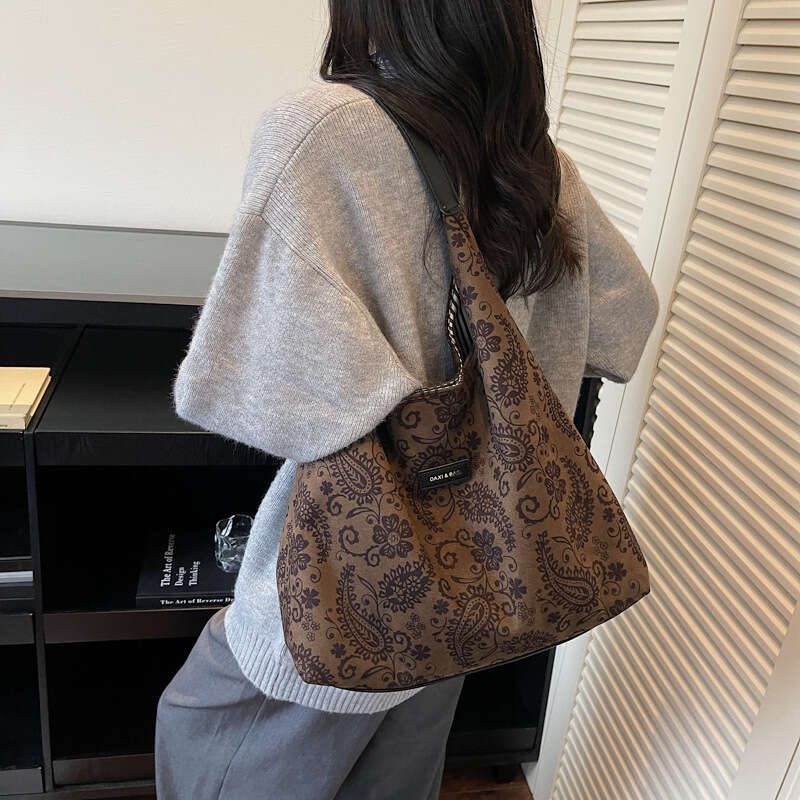 New Single Shoulder Leather Velvet Versatile Large Capacity Trendy Printed Handbag Fashion Commuting Student Mother Daughter Bag High Quality Luxury B