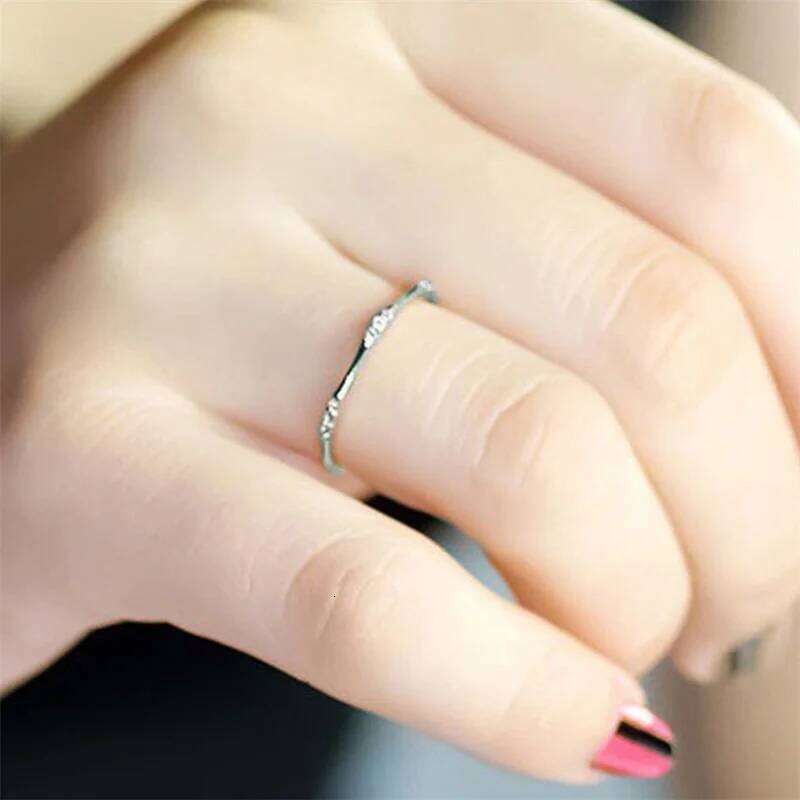 Huitan Minimalist Wedding for Women Thin Band Dazzling Cubic Zirconia Simple Stylish Female Rings Party Statement Jewelry XJ260130