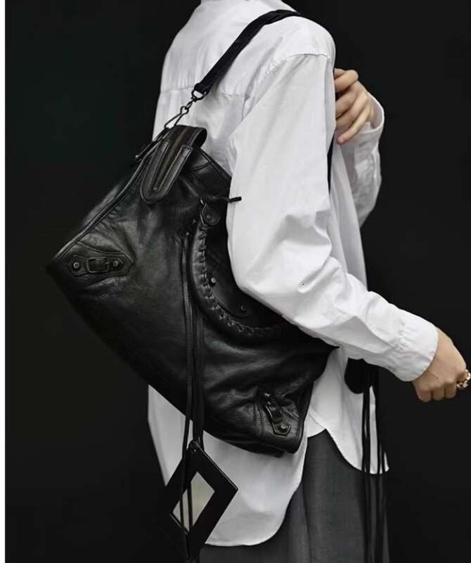 Street Style Rivet Tote Large Capacity Single Shoulder Crossbody Handbag Versatile Parisian Bag Fashionable Streetwear High Quality Luxury Bag LEMON K