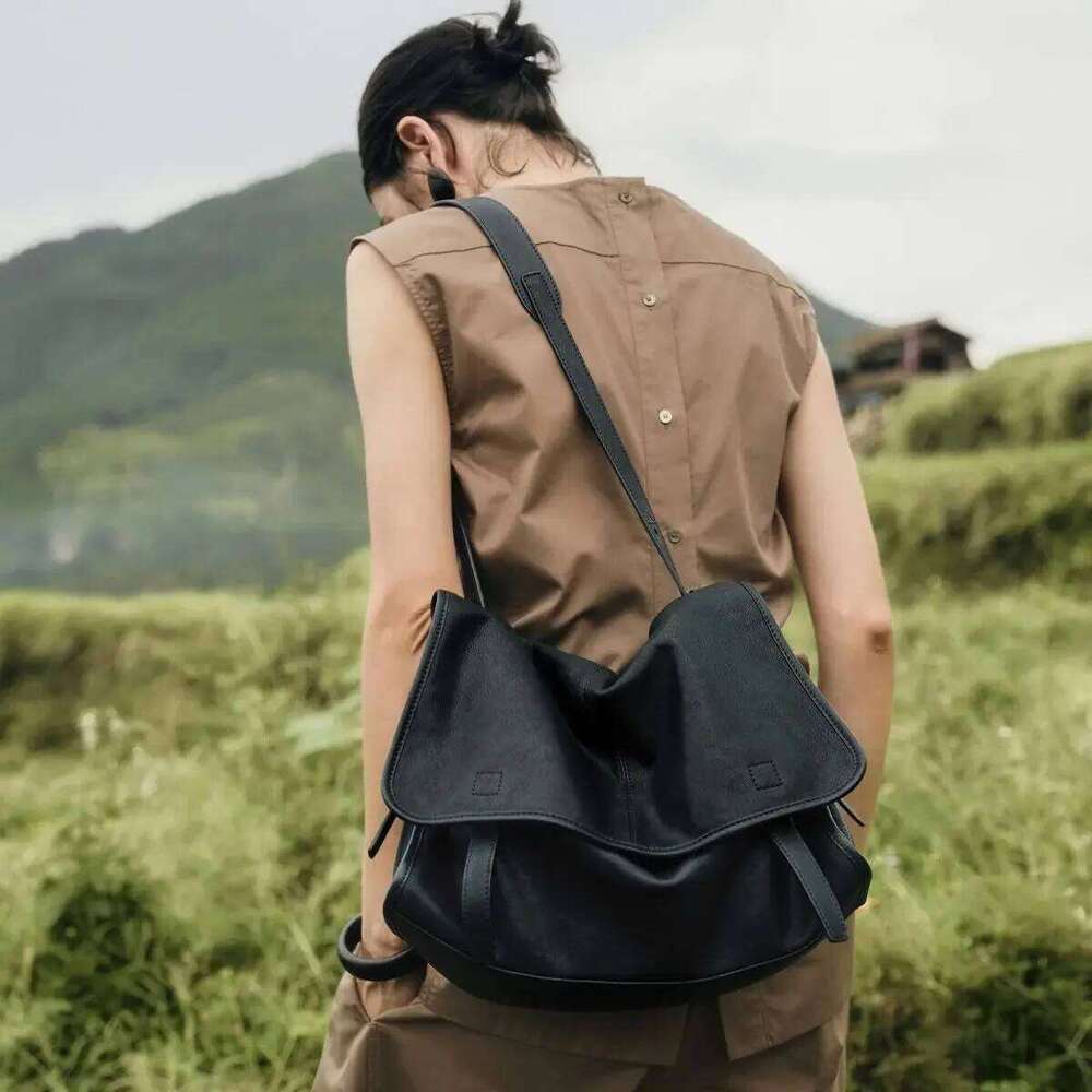 Large-Capacity Commuter Vintage Casual Shoulder Messenger Bag for Women Soft and Comfortable