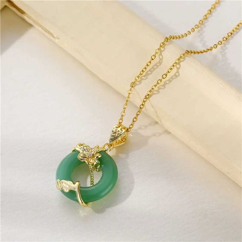 New In Retro Gold Color Flower Wrap Green Ping An Buckle Pendant Necklaces For Women Temperament Female Clavicle Chain Jewelry Y260130